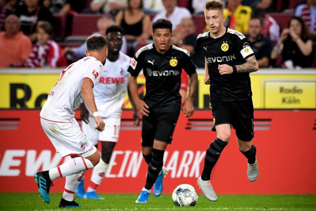 欧联杯室外气温-1℃ 曼联队长B费脱外套给球童